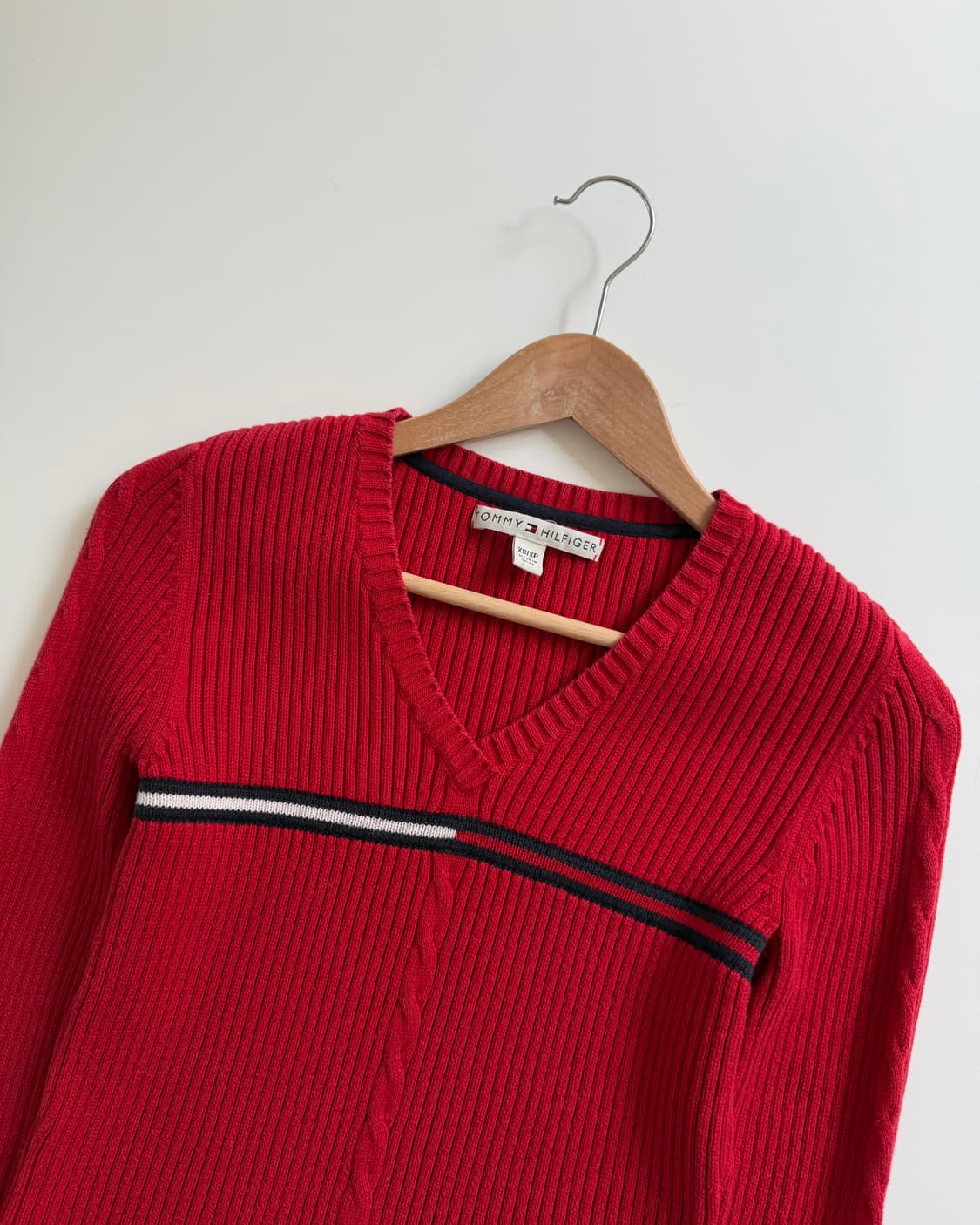 타미힐피거 플래그로고 레드컬러 골지 브이넥 니트 상품이미지5