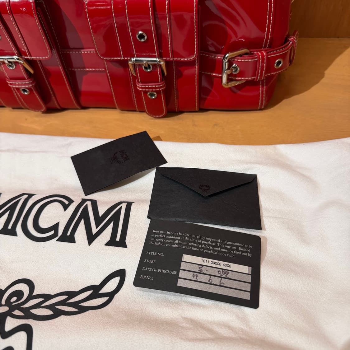 MCM 엠씨엠 클래식 에나멜 라지 토트백 상품이미지4