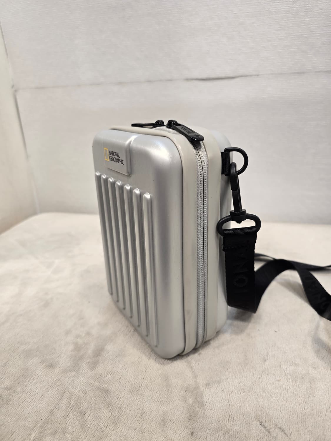 내셔널지오그래픽 미니 캐리어 크로스백 은색 상품이미지4