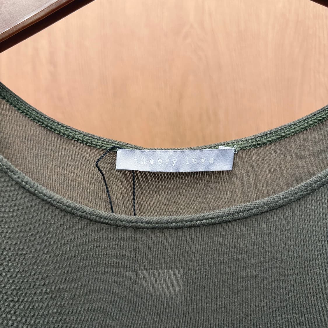 띠어리 럭스 슬리브리스 원피스 하단 티어드 러플 드로스트링 디테일 카키 상품이미지6