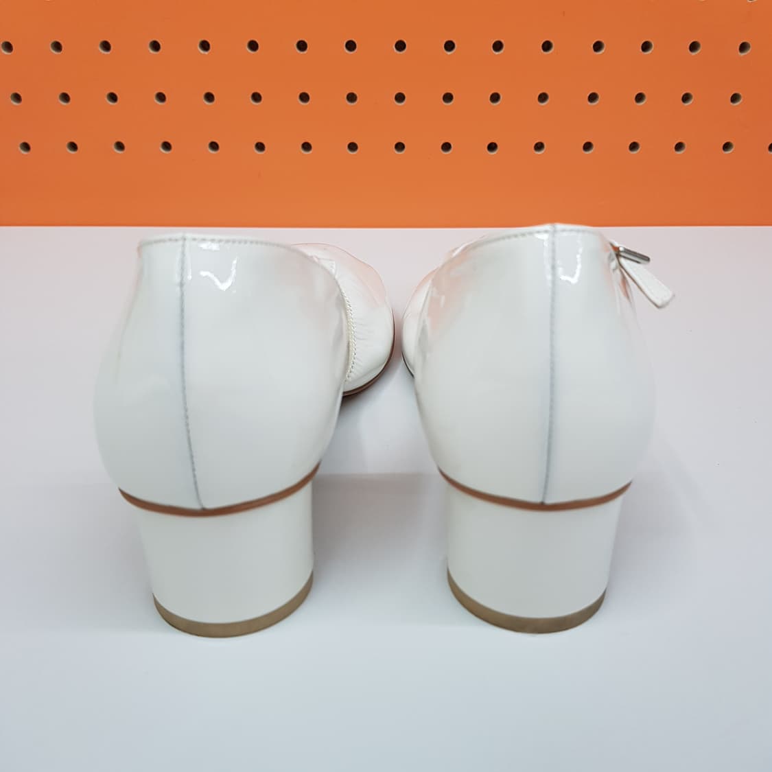 구호 KUHO 에나멜  로우힐  슬링백 250사이즈 상품이미지3