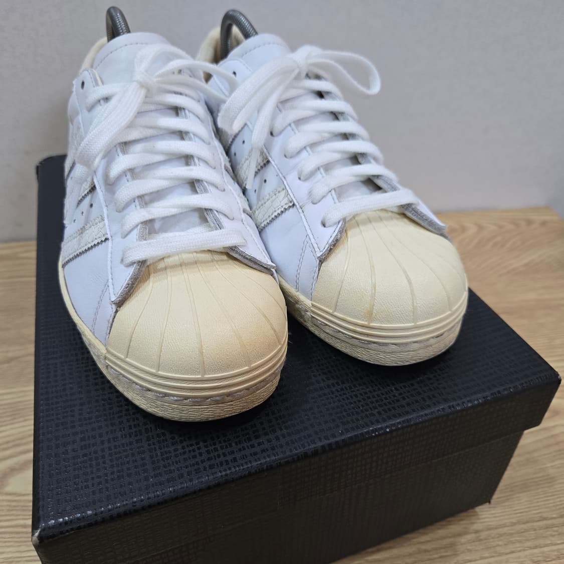 265 아디다스 x 언디핏 슈퍼스타 80s 화이트 상품이미지5