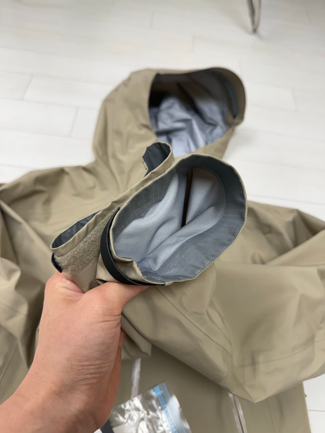 아크테릭스 베타 lt M 사이즈 스모크블러프  크림에서 100주고 구매하 상품이미지3