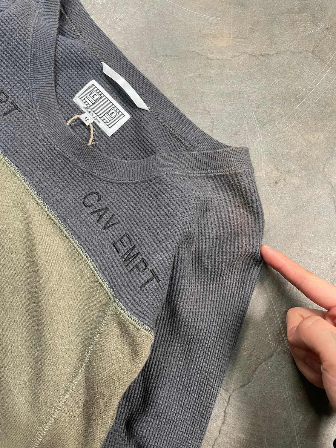 카브엠트 투톤 픽셀 그래픽 와플 롱 슬리브 상품이미지4