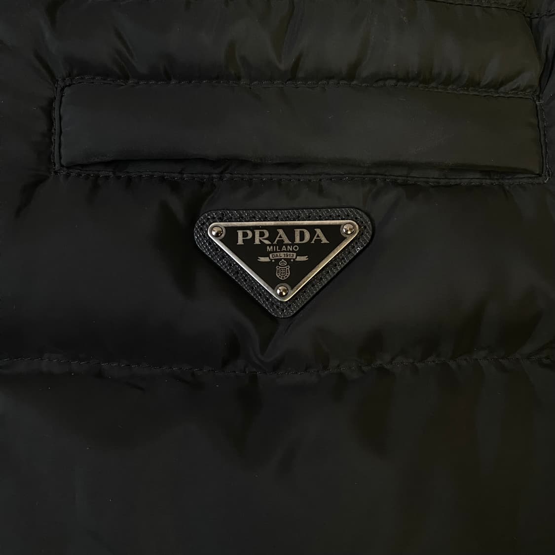 [52] 프라다 트라이앵글 로고 다운 베스트 블랙 상품이미지4