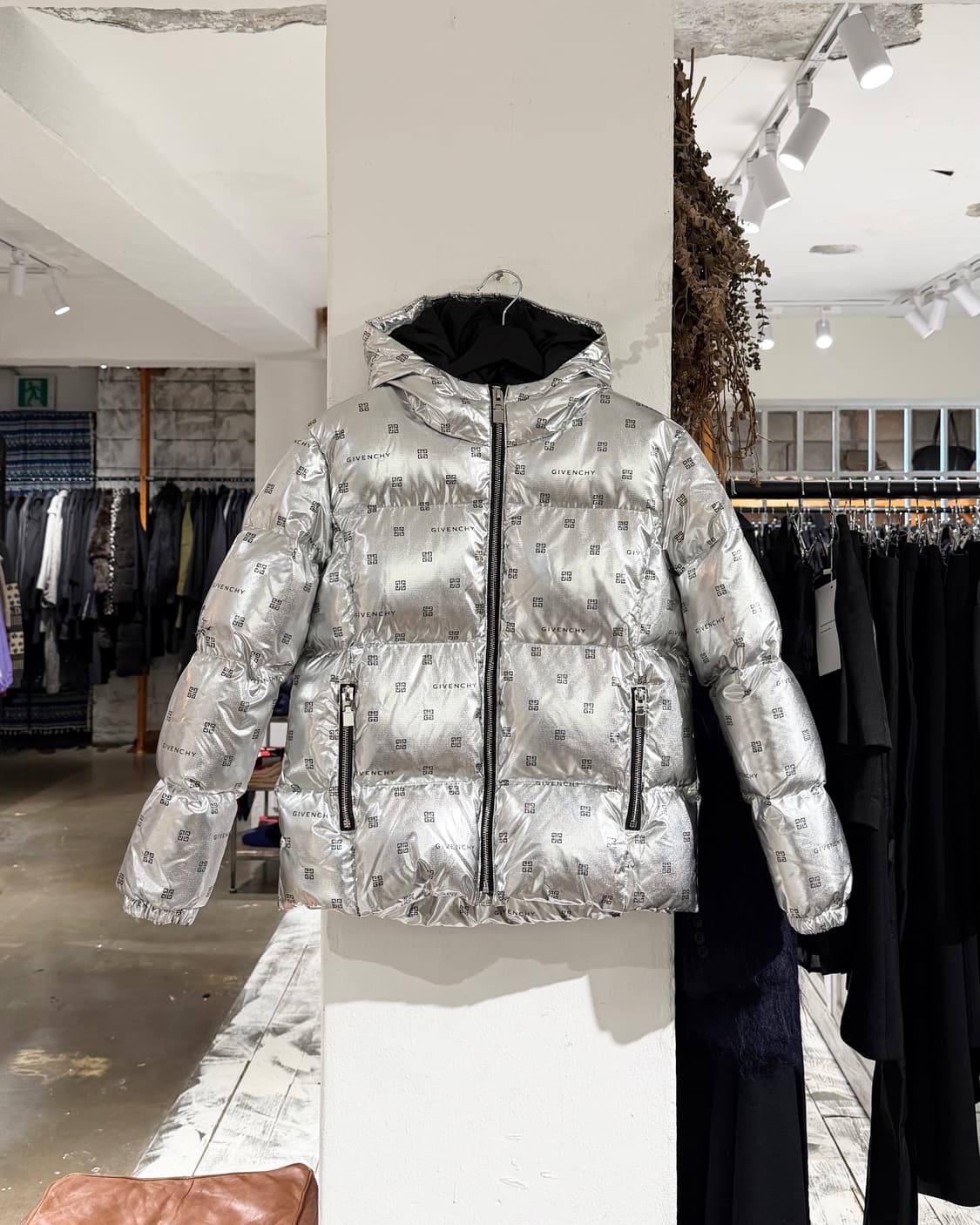 지방시 실버 로고 메탈릭 푸퍼 자켓 상품이미지1