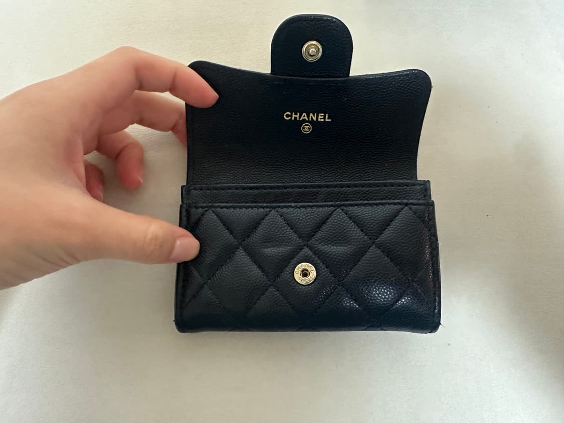 샤넬 클래식 네이비 카드 홀더 그레인드 카프스킨 & 골드 메탈 상품이미지3