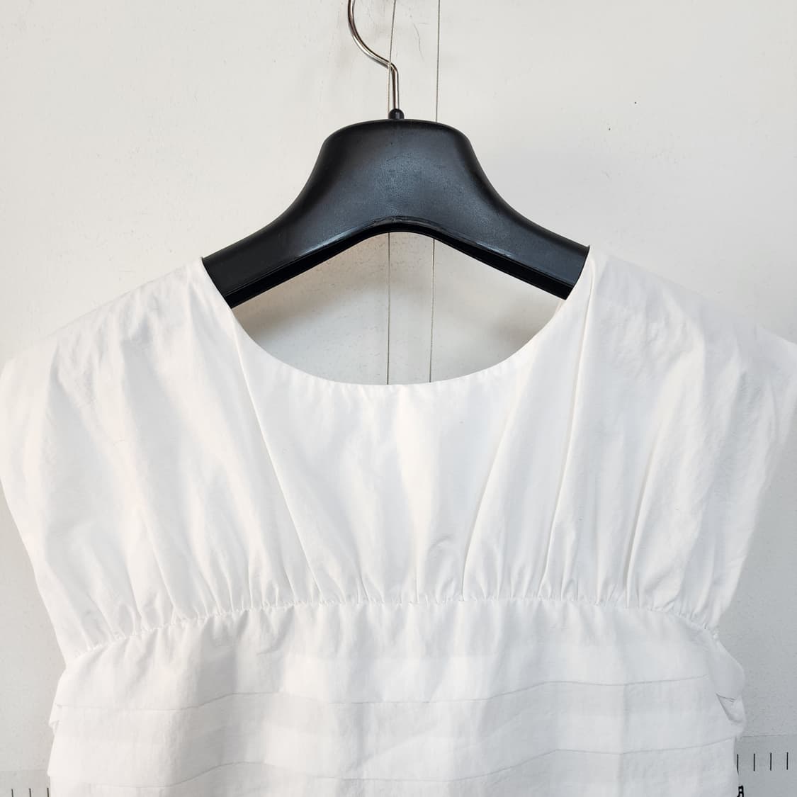 잇미샤 화이트 셔링 민소매 블라우스 상품이미지4