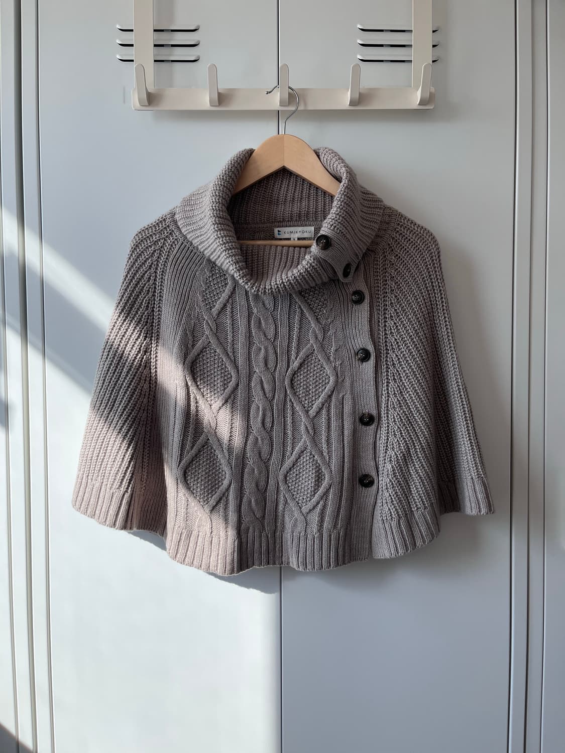 Kumikyoku 단추 케이프 니트 사와코  상품이미지2