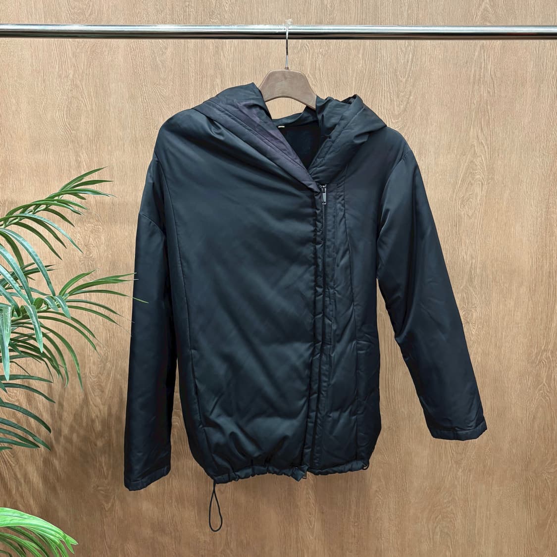 도나카란 뉴욕 다운 점퍼 언발란스 집업 밑단 스트링 디테일 레귤러핏 블랙 상품이미지1