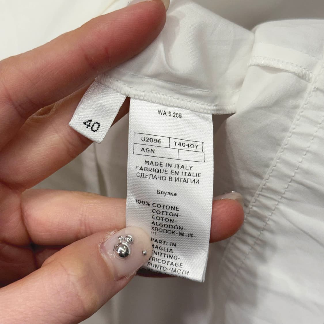 아뇨나 반팔 블라우스 후면 지퍼 디테일 화이트 배색 넥라인 상품이미지8