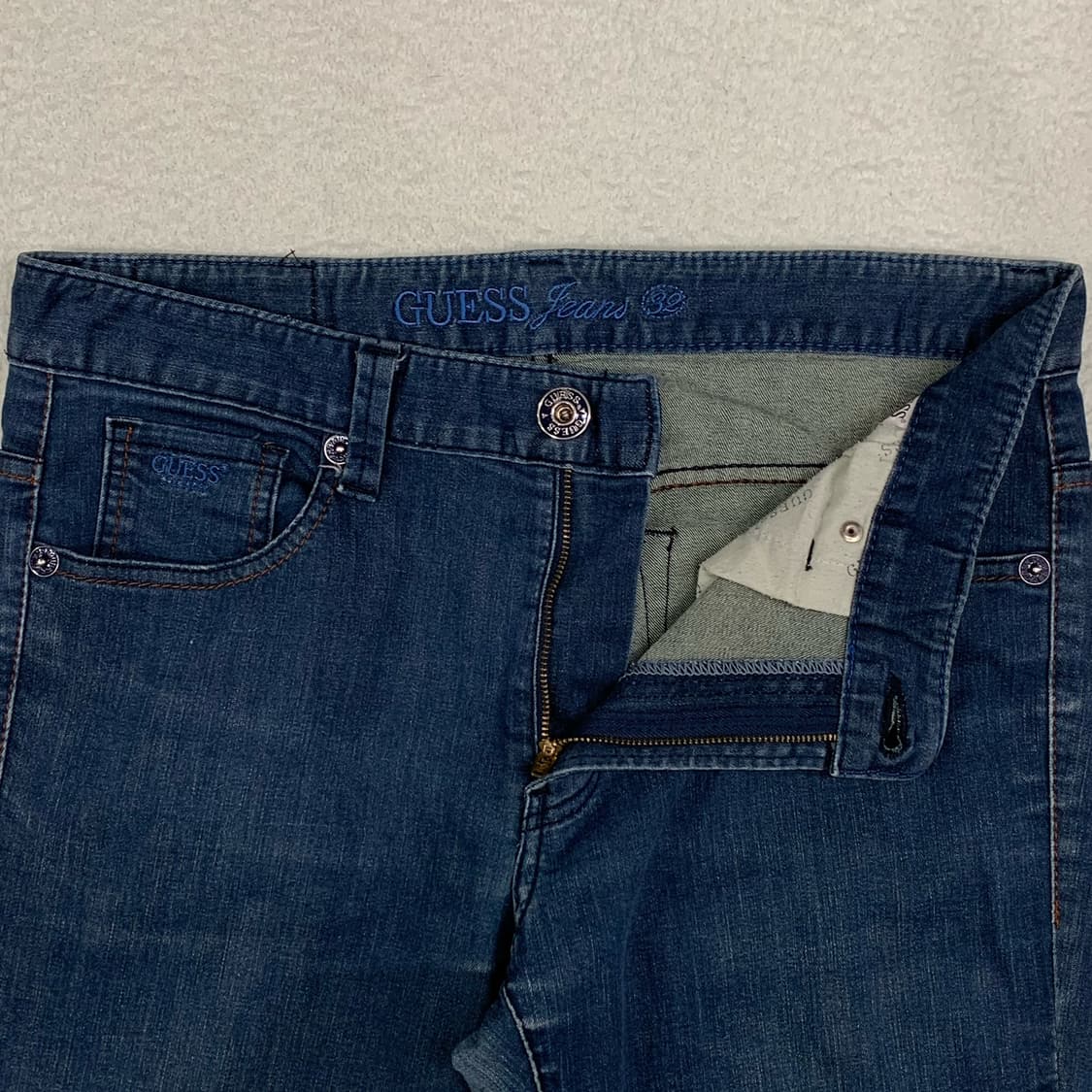 [35] 게스 메탈플레이트 테이퍼드핏 데님팬츠 상품이미지4