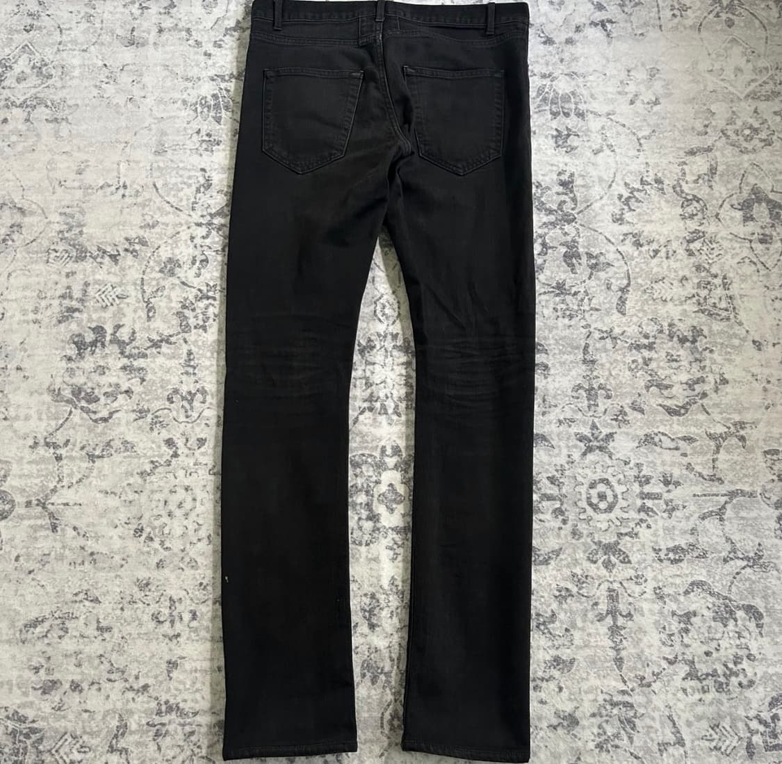 생로랑 D02 무릎 슬릿 디스트로이드 블랙 데님 상품이미지2