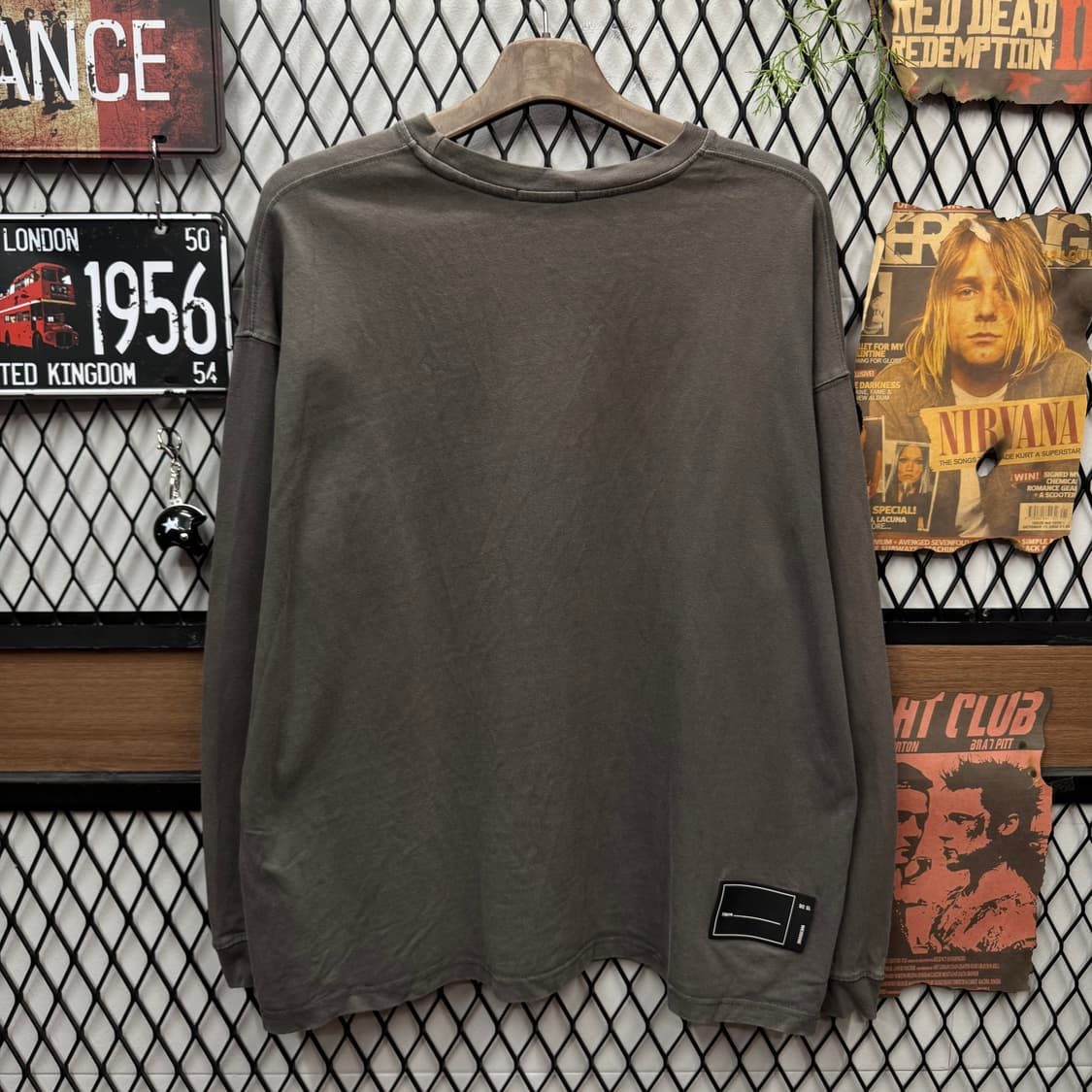 웰던 WE11DONE 롱슬리브 전면 레터링 로고 포인트 차콜 상품이미지2