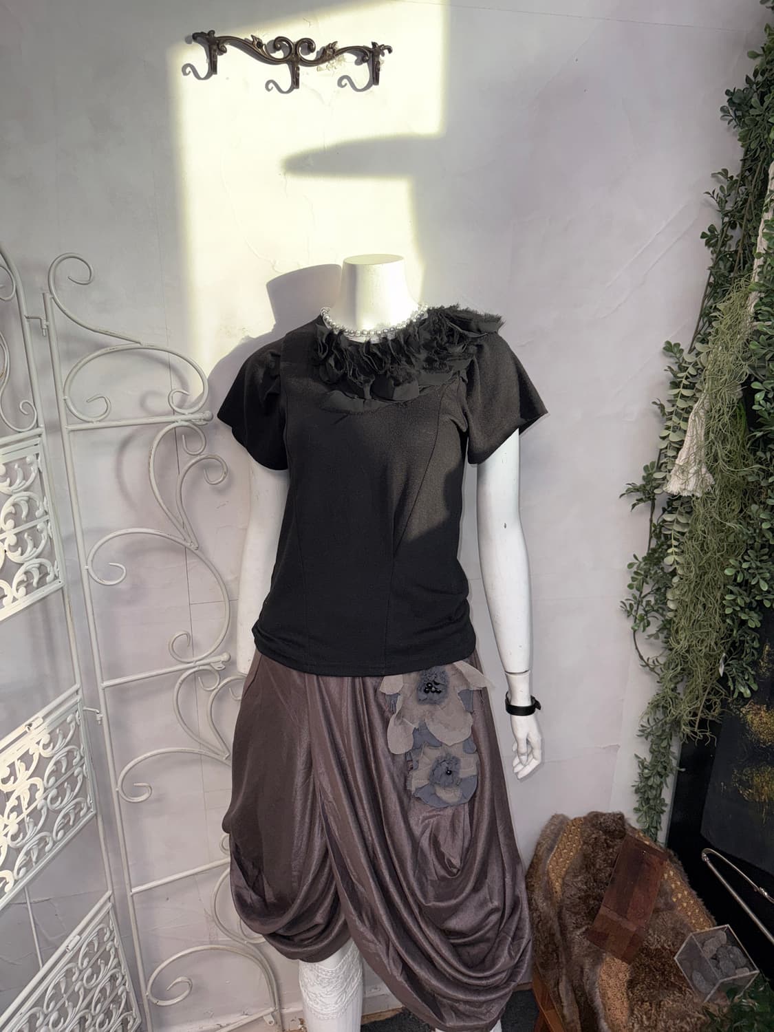Black draped ruffle flower half t 상품이미지6