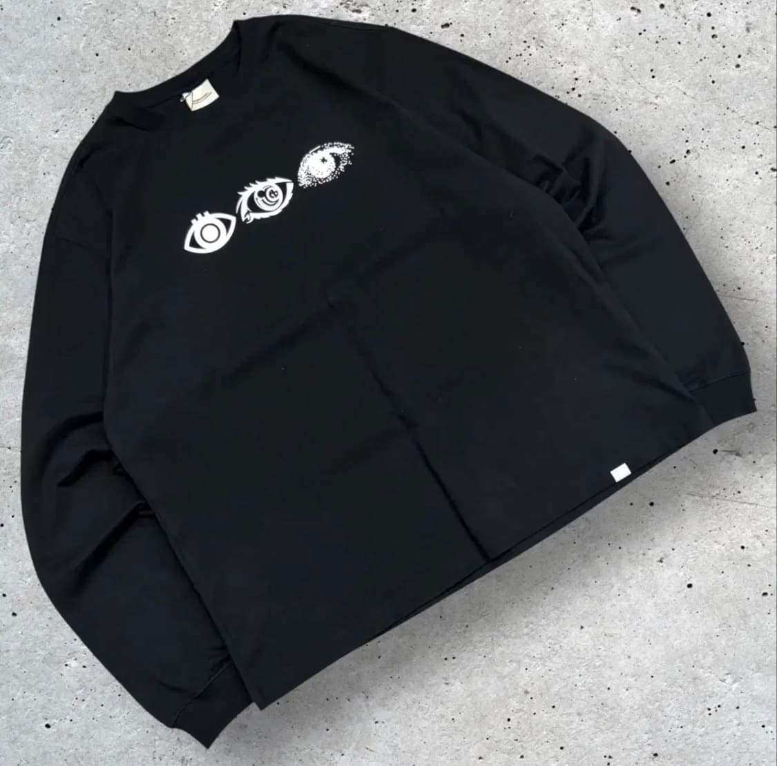 노매뉴얼 Eye 블랙 긴팔 티셔츠 상품이미지1