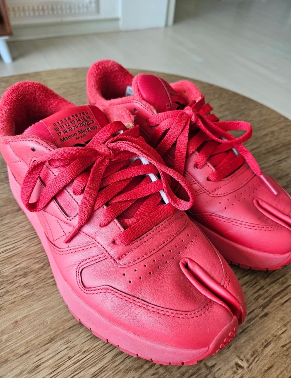 리복 마르지엘라 클래식 레더 더비 타비 슈즈 레드  상품이미지2