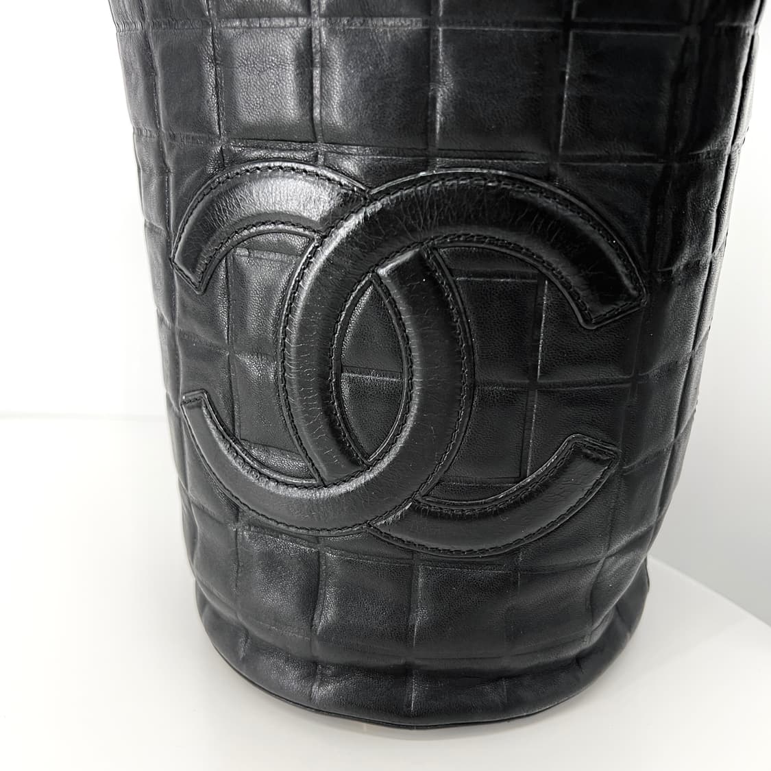 [감정완료] 샤넬 초코바 스티치 원통 숄더백 블랙 상품이미지5