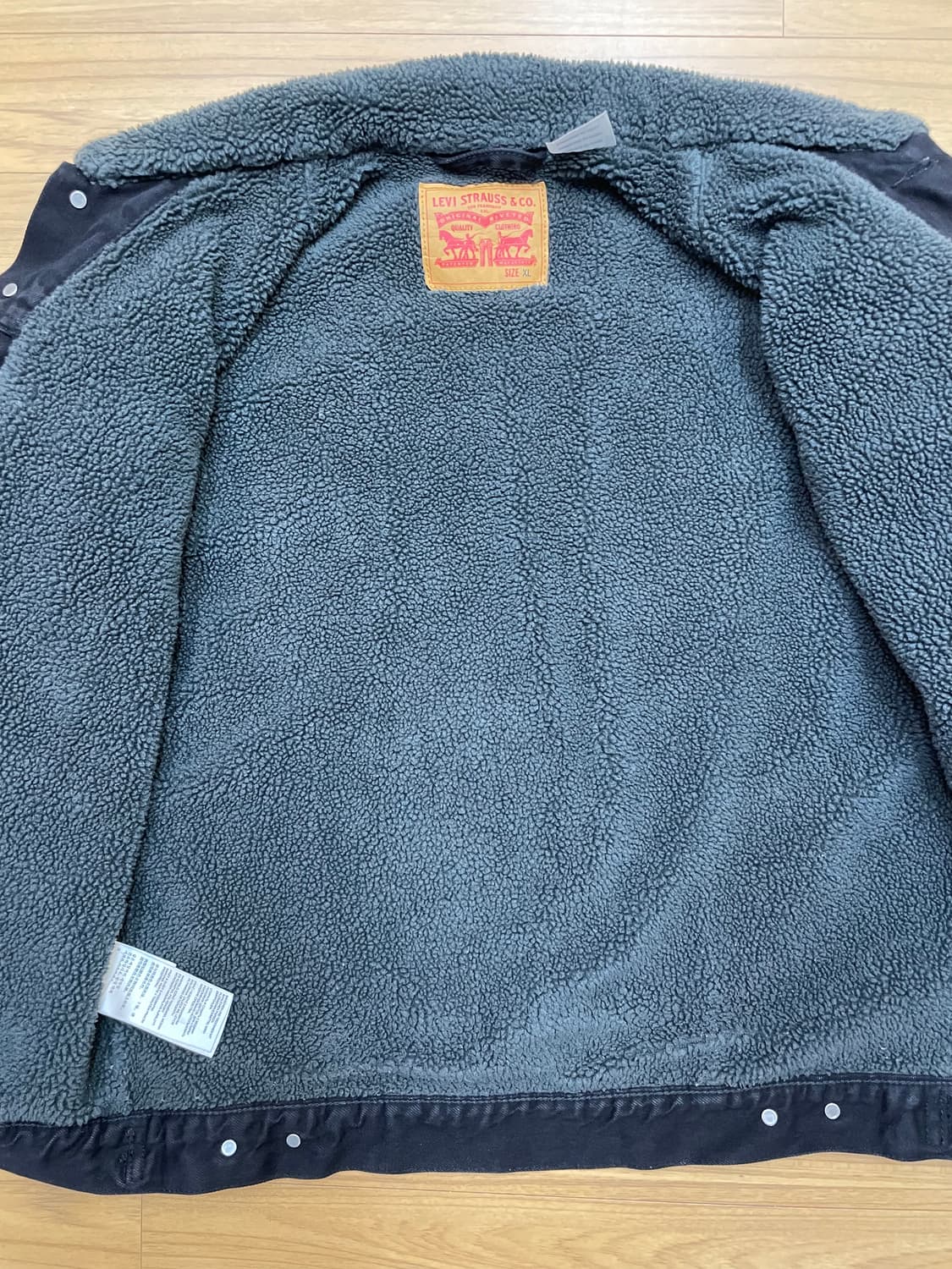 리바이스 블랙 쉐르파 트러커 자켓 XL사이즈 판매합니다. 블랙 색상이라  상품이미지7