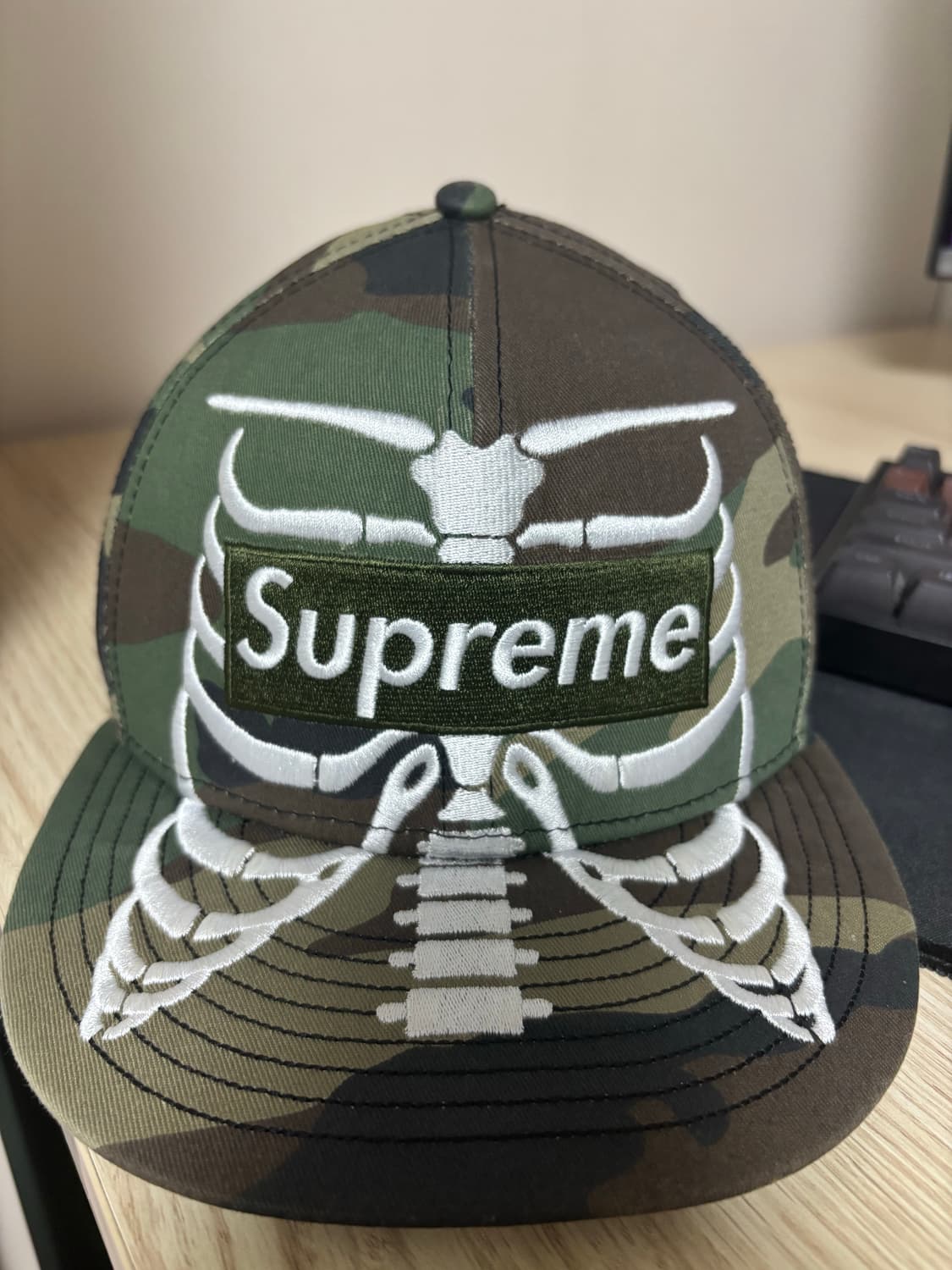 뉴에라X슈프림 본즈 박스로고 우드랜드 카모 피프티캡 상품이미지2