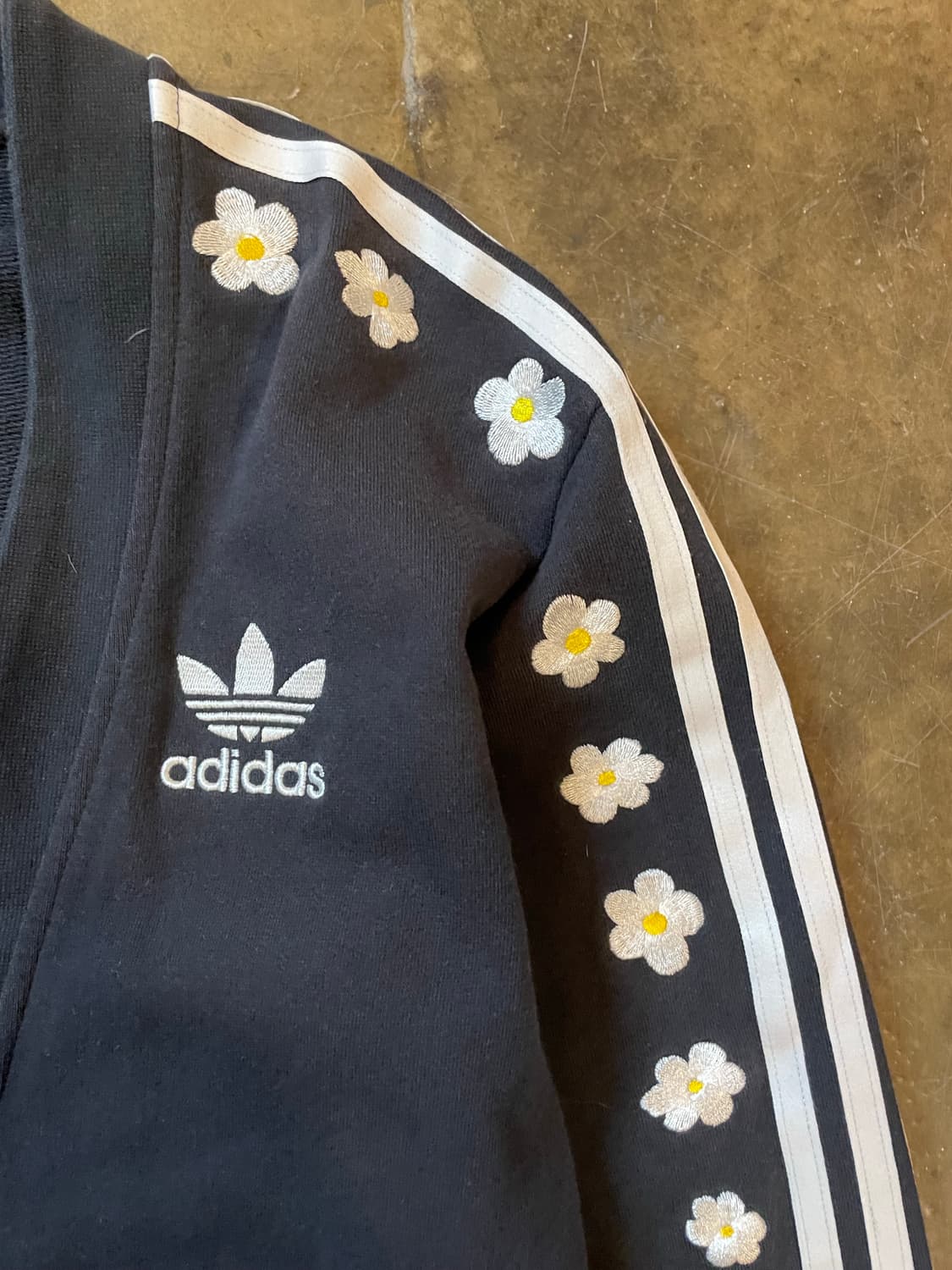 아디다스 & 퍼렐 윌리엄스 플라워 자수 가디건 블랙 상품이미지3