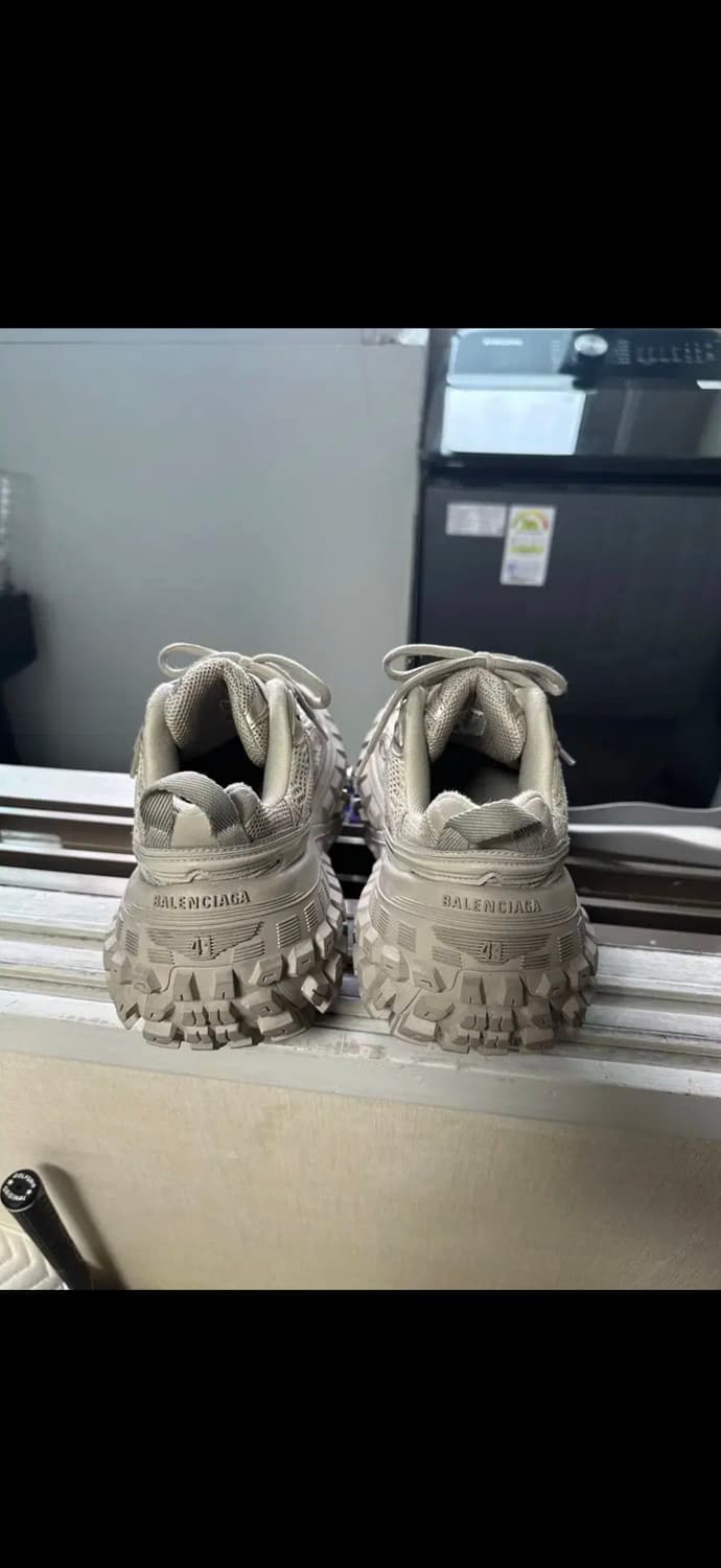 발렌시아가 디펜더 베이지 41사이즈 판매합니다. 상품이미지2