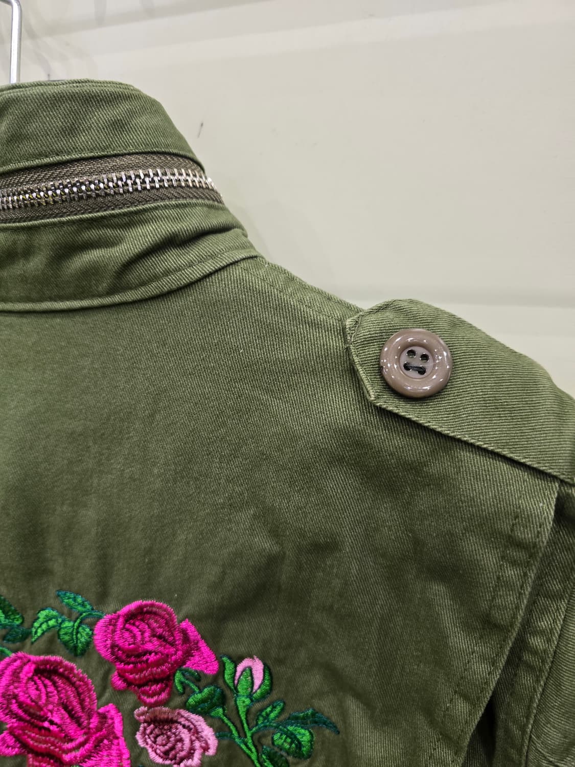 카키 야상 자켓 - 꽃 자수 & 큐빅 장식 상품이미지3