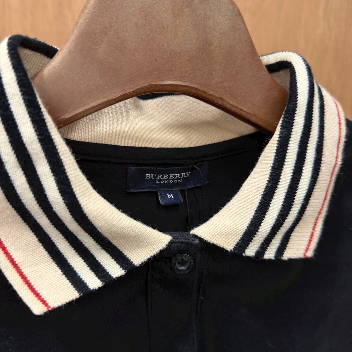 버버리 런던 코튼 긴팔 티셔츠 배색 카라 로고 자수 디테일 슬림핏 블랙 상품이미지6