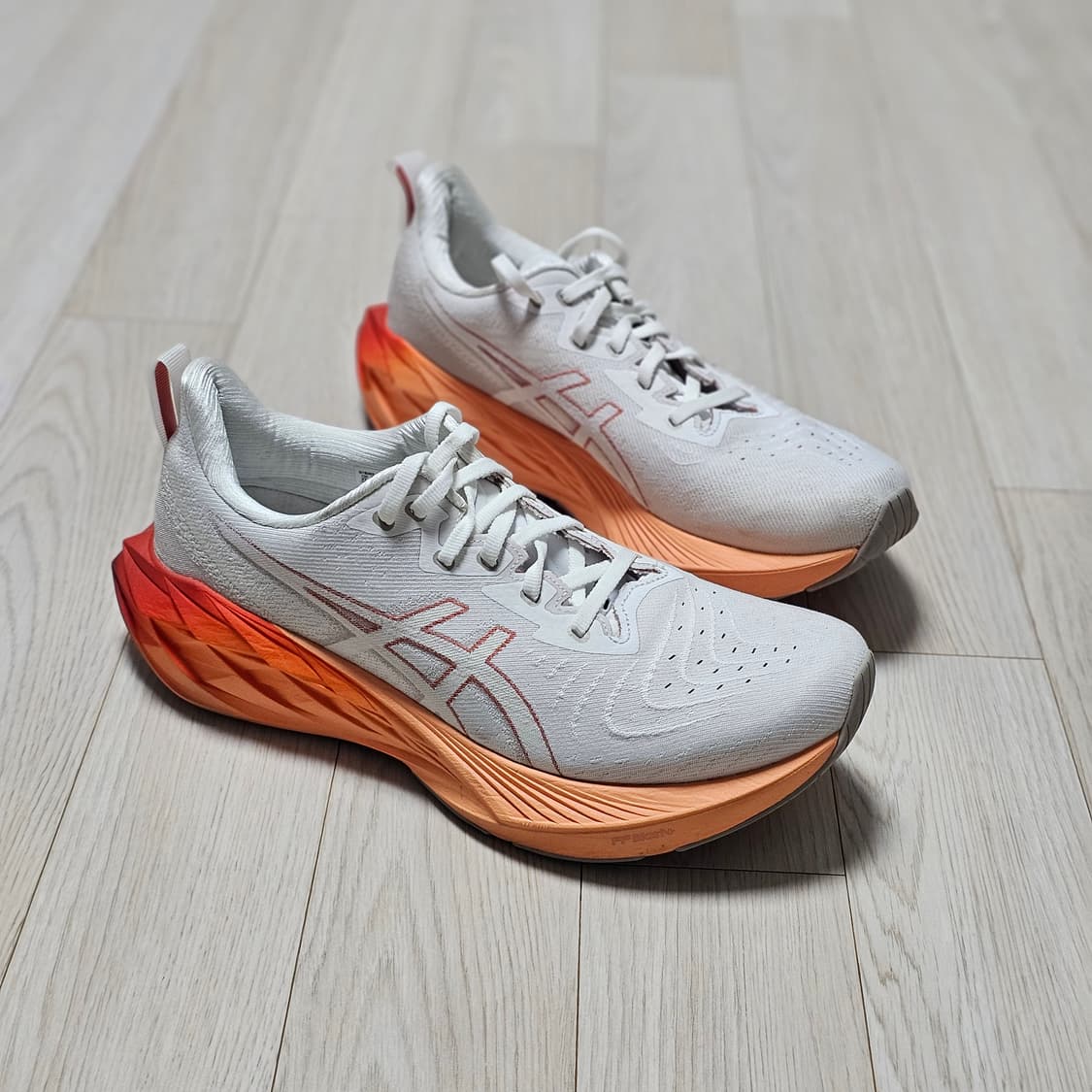 아식스 노바블라스트 4 화이트 문락 오렌지 러닝화 런닝 상품이미지1