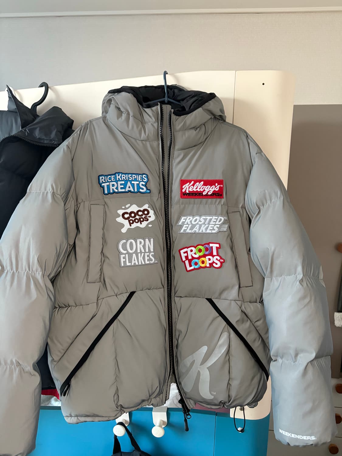 위캔더스 KELLOGGS SPONSOR PUFFER JK (L.GREY) 상품이미지2