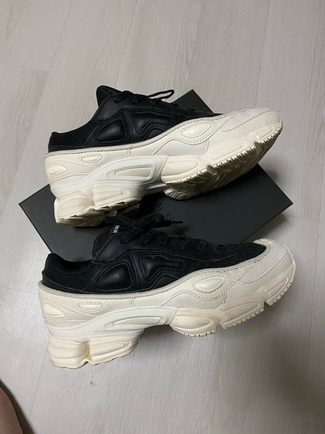 라프시몬스 x 아디다스 오즈위고 검흰 상품이미지2