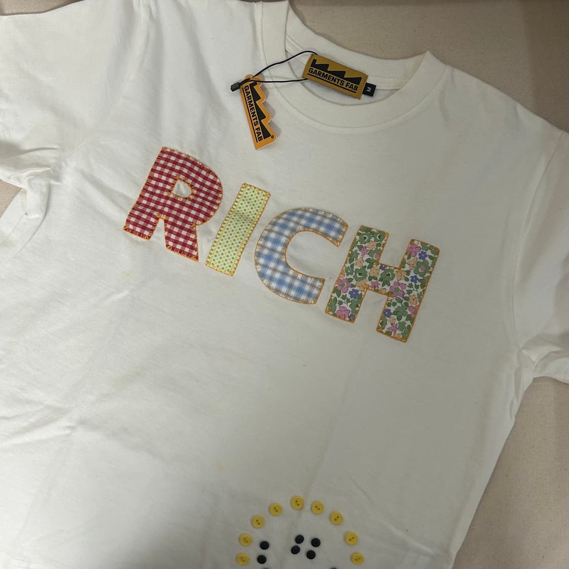 Garments fabs rich smile button tee 상품이미지2