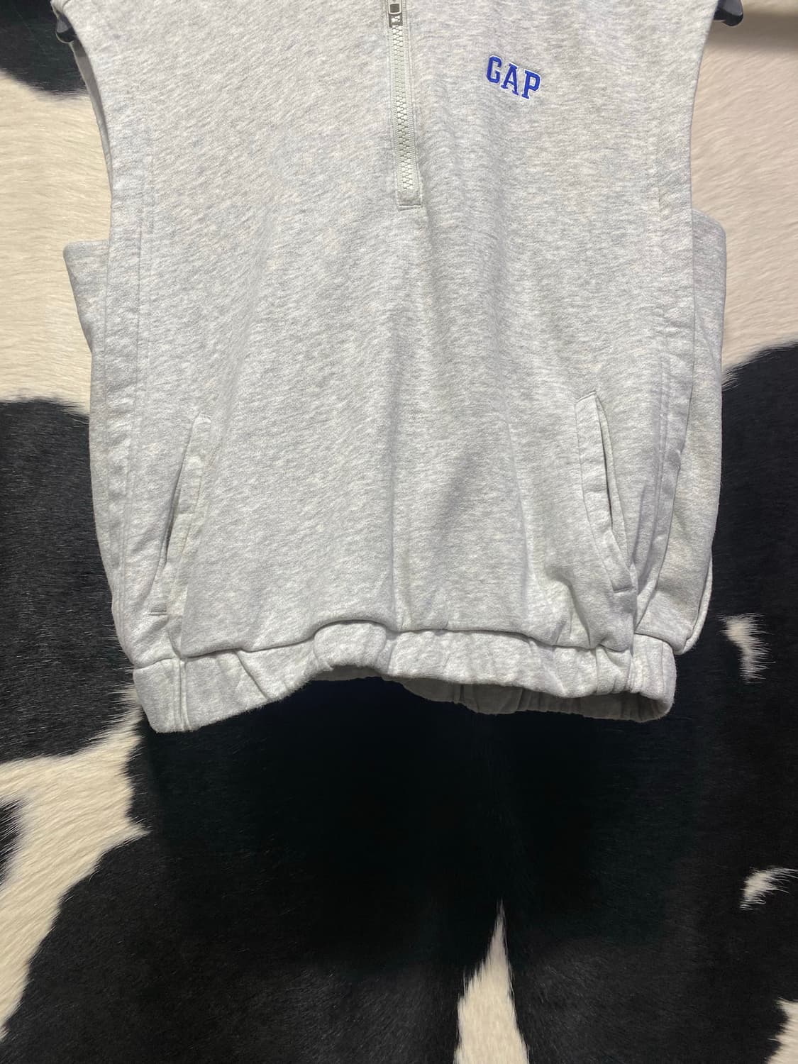 Gap 로고 자수 디테일 후드 슬리브리스 상품이미지4