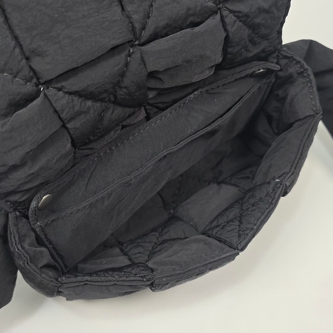 보테가베네타 패디드 테크 미니 카세트 벨트백 상품이미지9