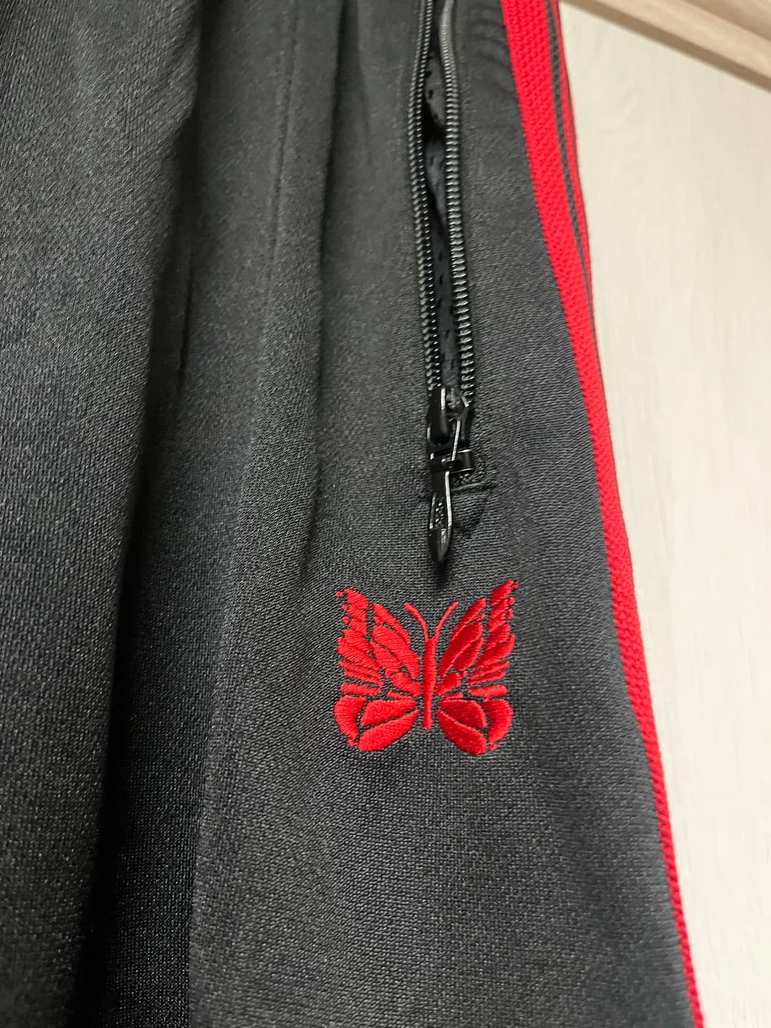 [xs] 니들스 x LHP HD 트랙 팬츠 블랙 레드 검빨 상품이미지3