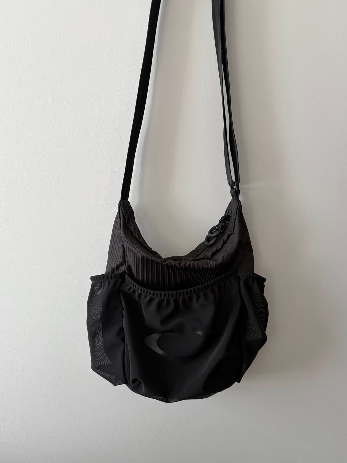 미스치프 메쉬 포켓 크로스백 상품이미지4