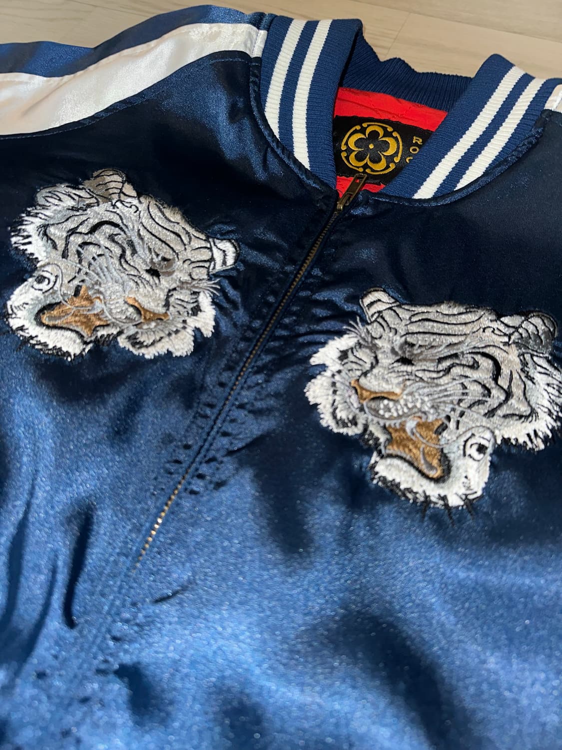 ROUGE 백호 자수 스카잔 상품이미지1