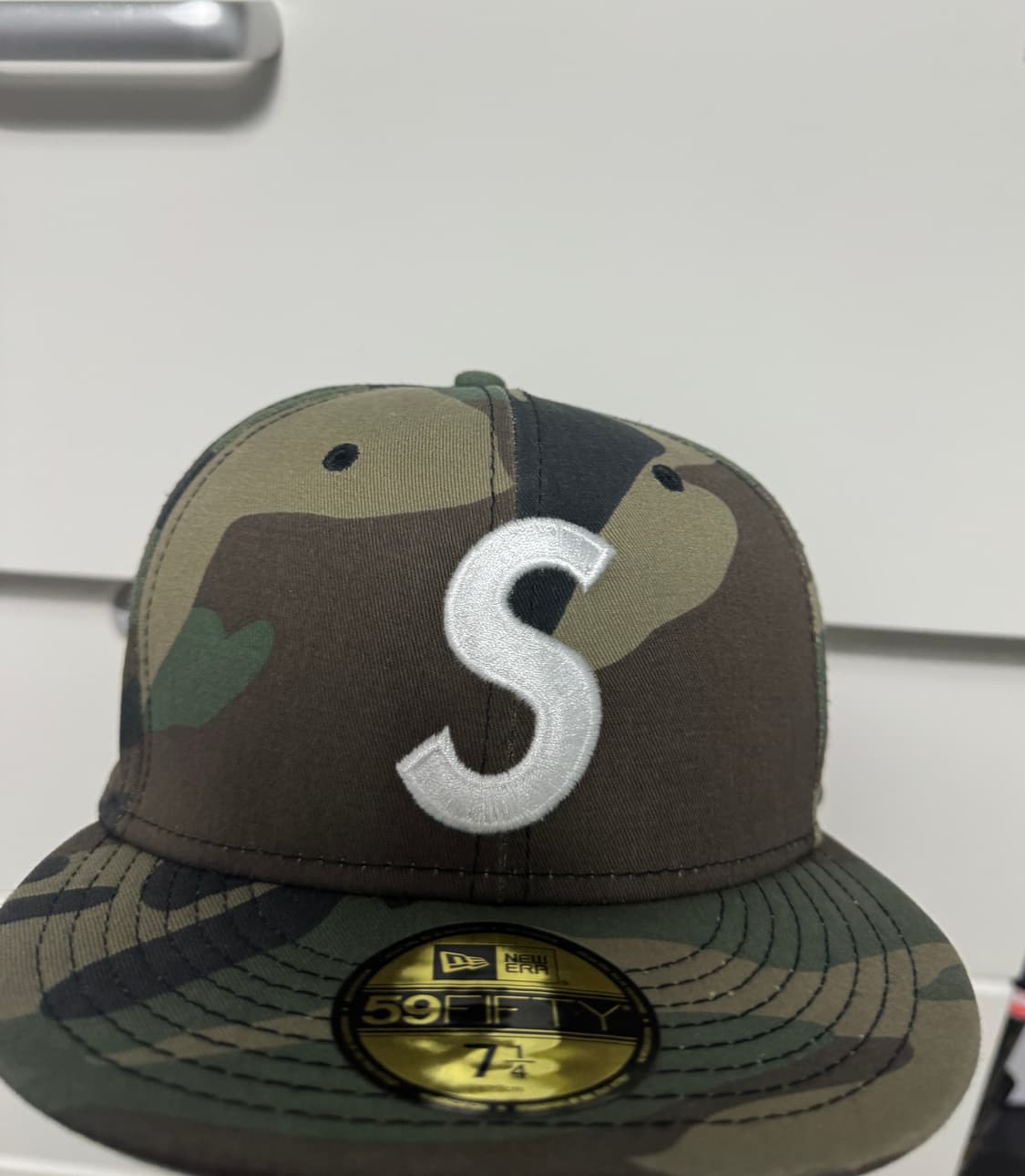 슈프림 x 뉴에라 스크류 볼 S 로고 우드랜드 카모 - 24FW 상품이미지1