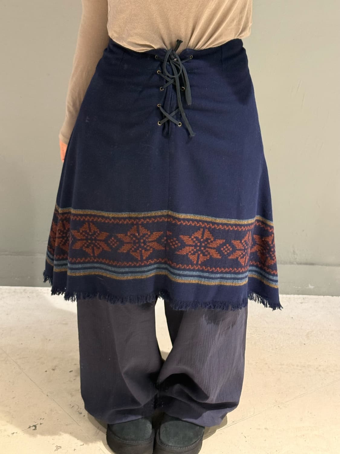 snow pattern eyelet detail unbalance sk 상품이미지2