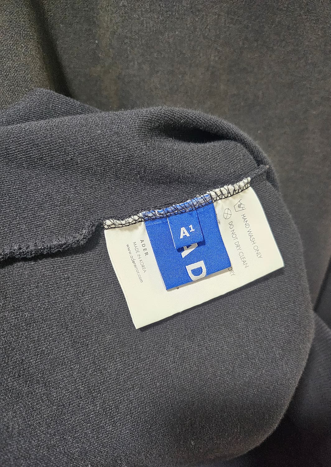 아더에러 맨투맨 블랙 색상 A1 사이즈입니다 상품이미지4