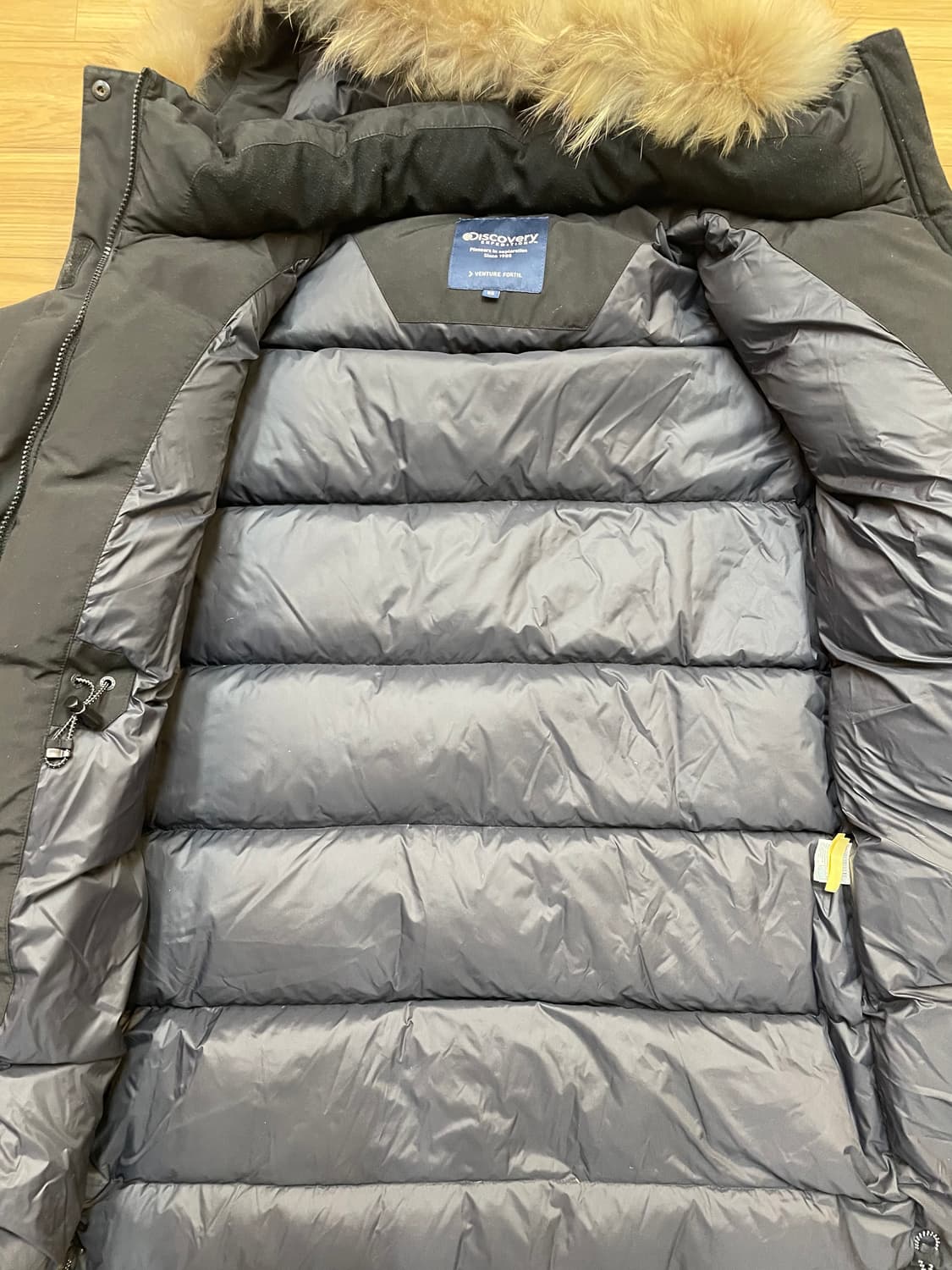 디스커버리 여성 롱패딩 블랙 색상입니다. 사이즈는 95이고, 품번은 DW 상품이미지5