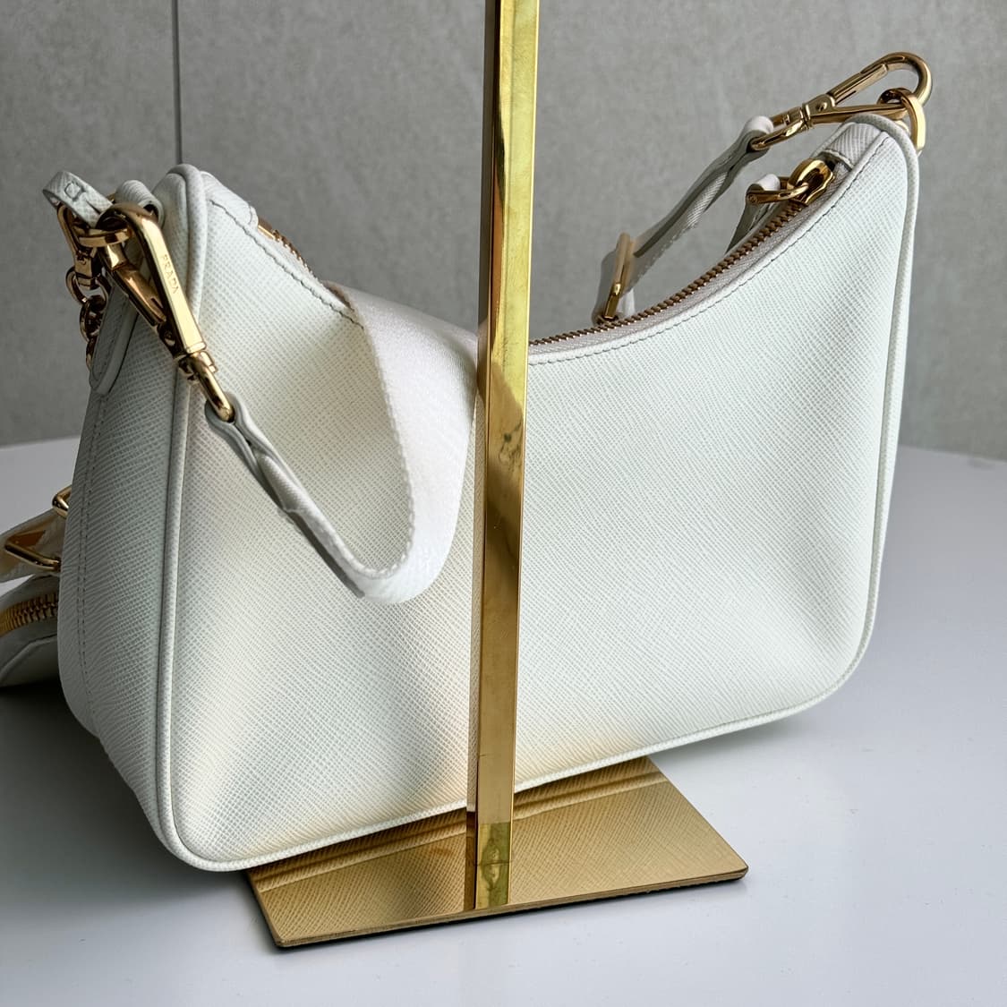 프라다 리에디션 레더 사피아노 호보백 상품이미지5