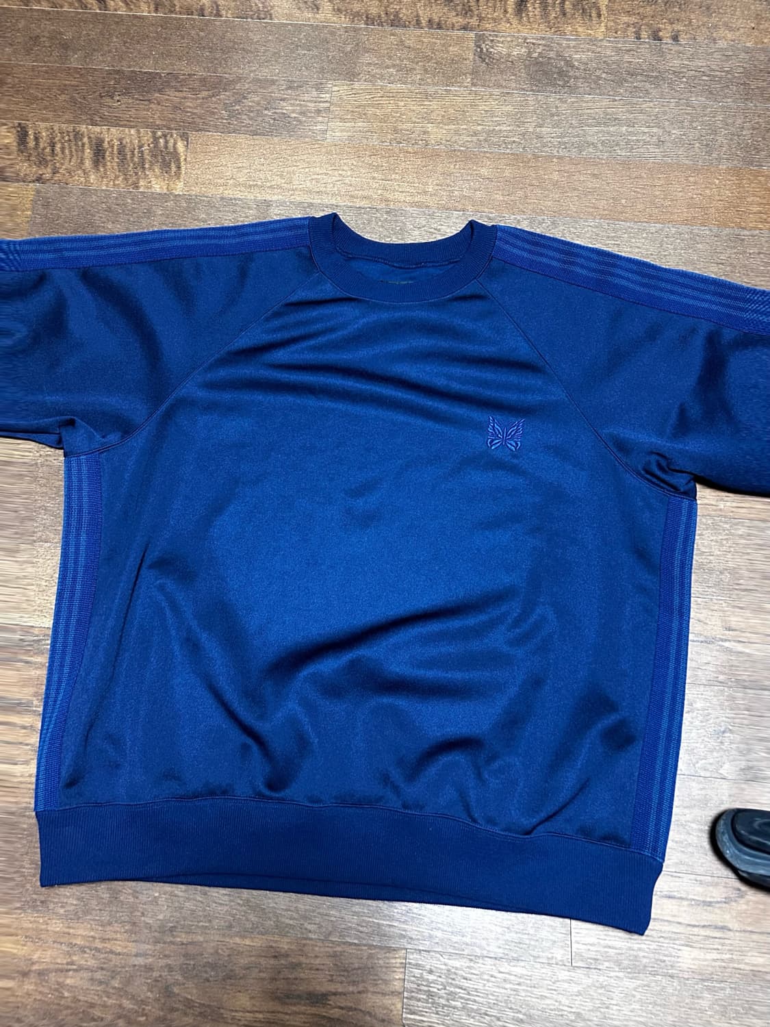 니들스 x Studious 트랙 숏슬리브 크루넥 네이비 상품이미지3