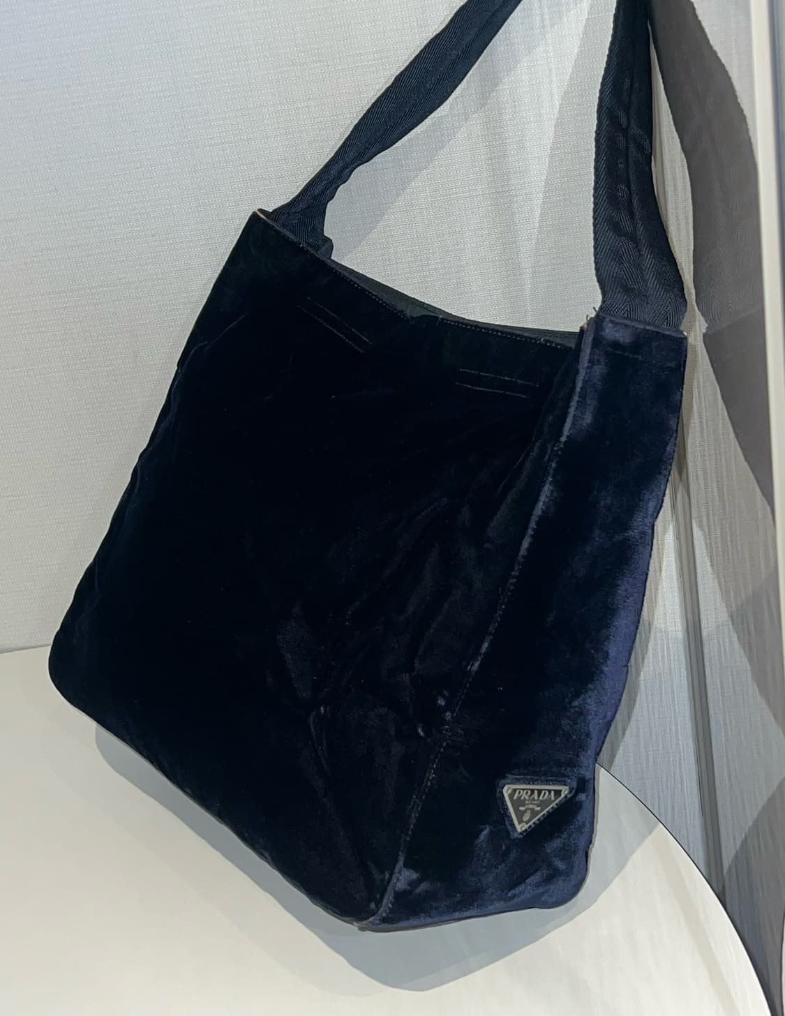 프라다 블루 벨벳 숄더백 상품이미지3