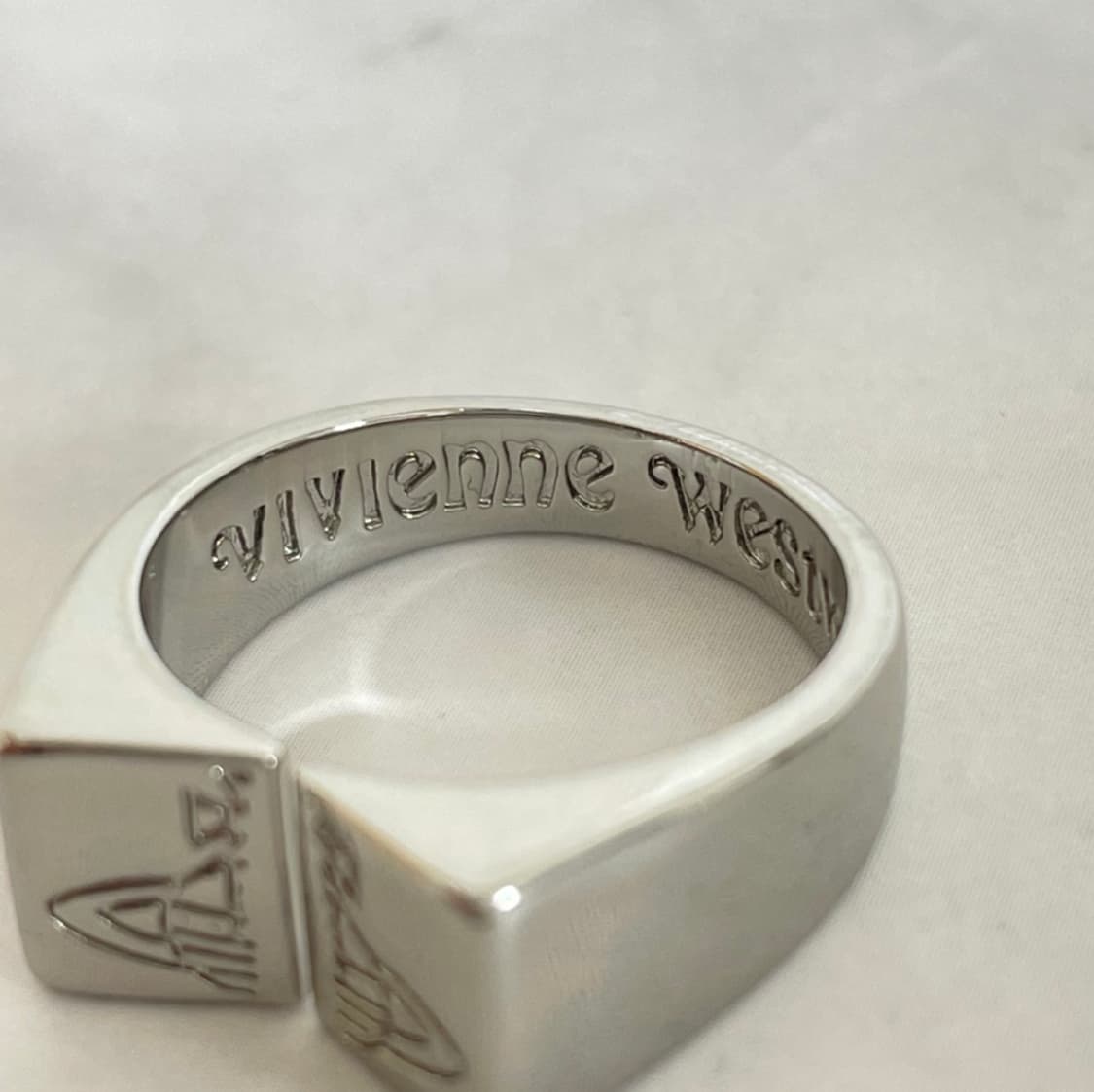 비비안 웨스트우드 아카이브 orb 로고 각인링 반지 상품이미지3