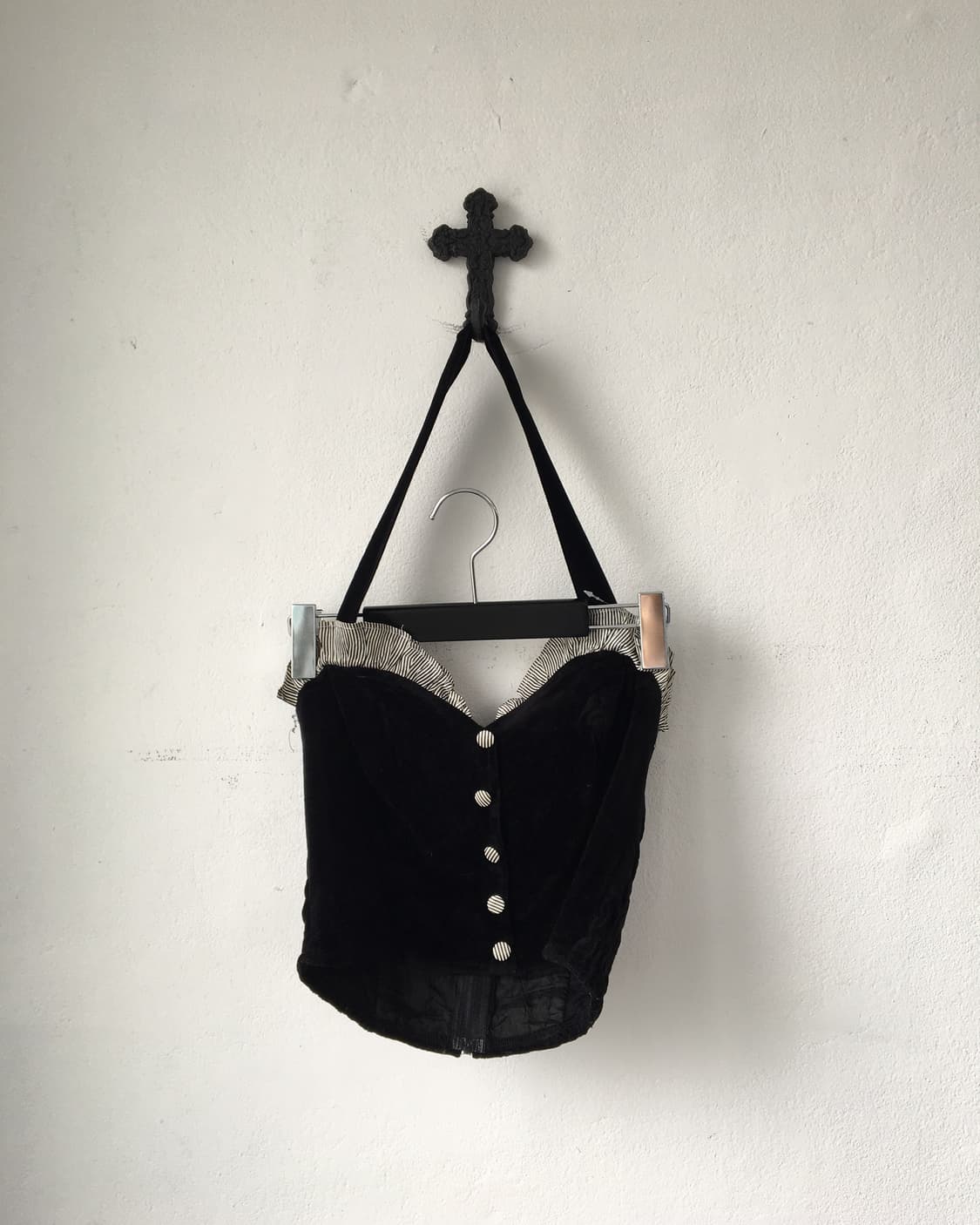 Frill point velvet holter top 상품이미지2