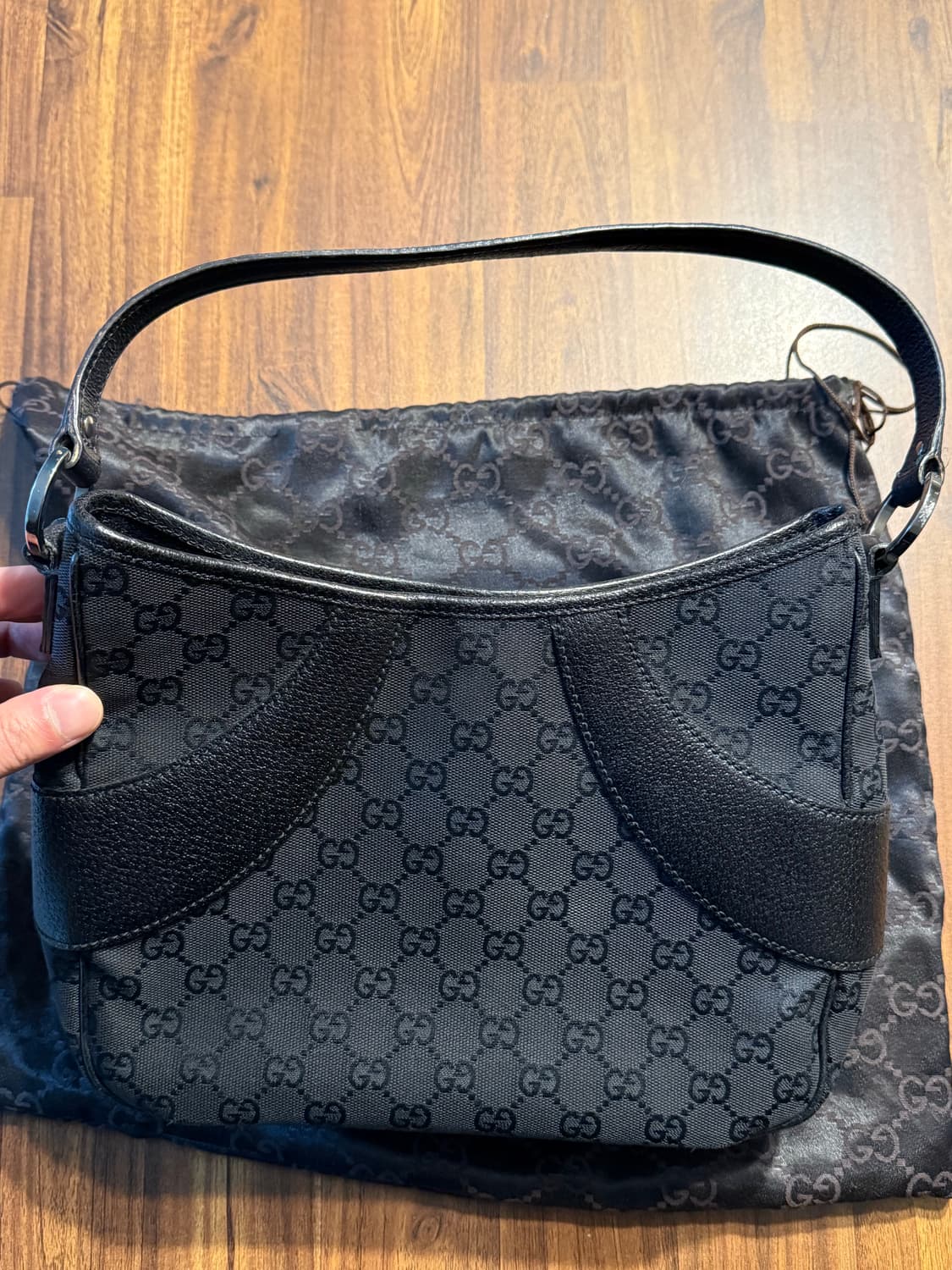 구찌 GG 캔버스 숄더백 블랙 상품이미지2