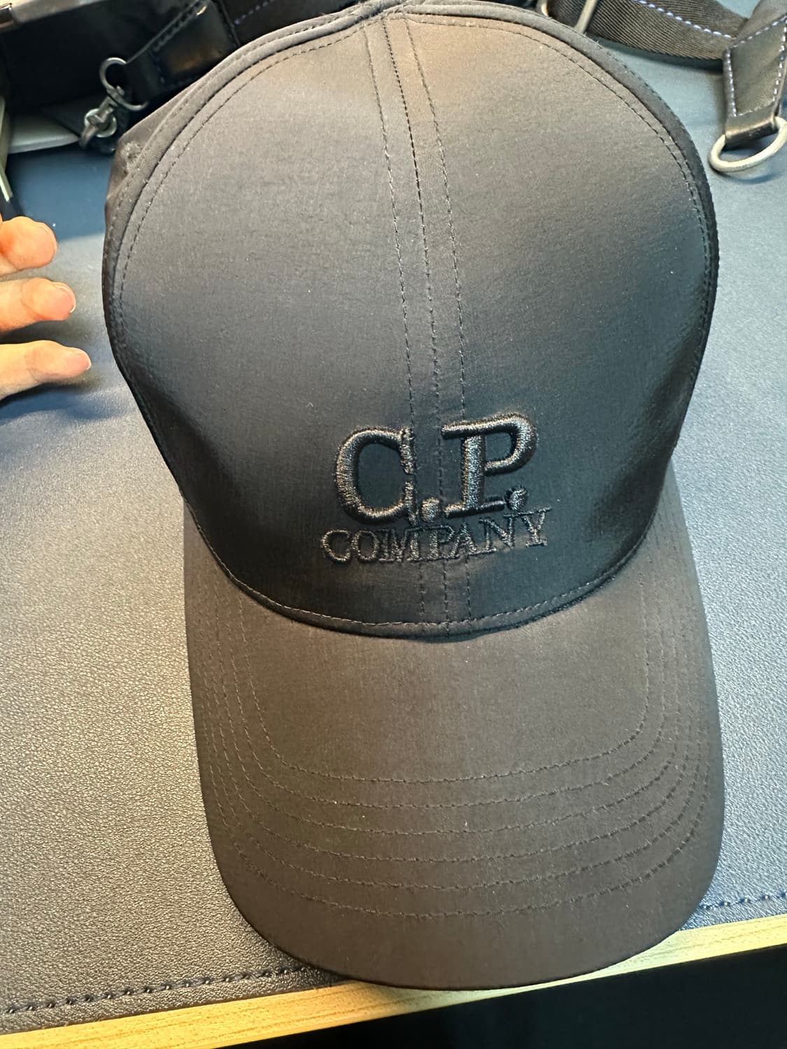 C.P. 컴퍼니 크롬-R 로고 캡 블랙 - 25FW 상품이미지1