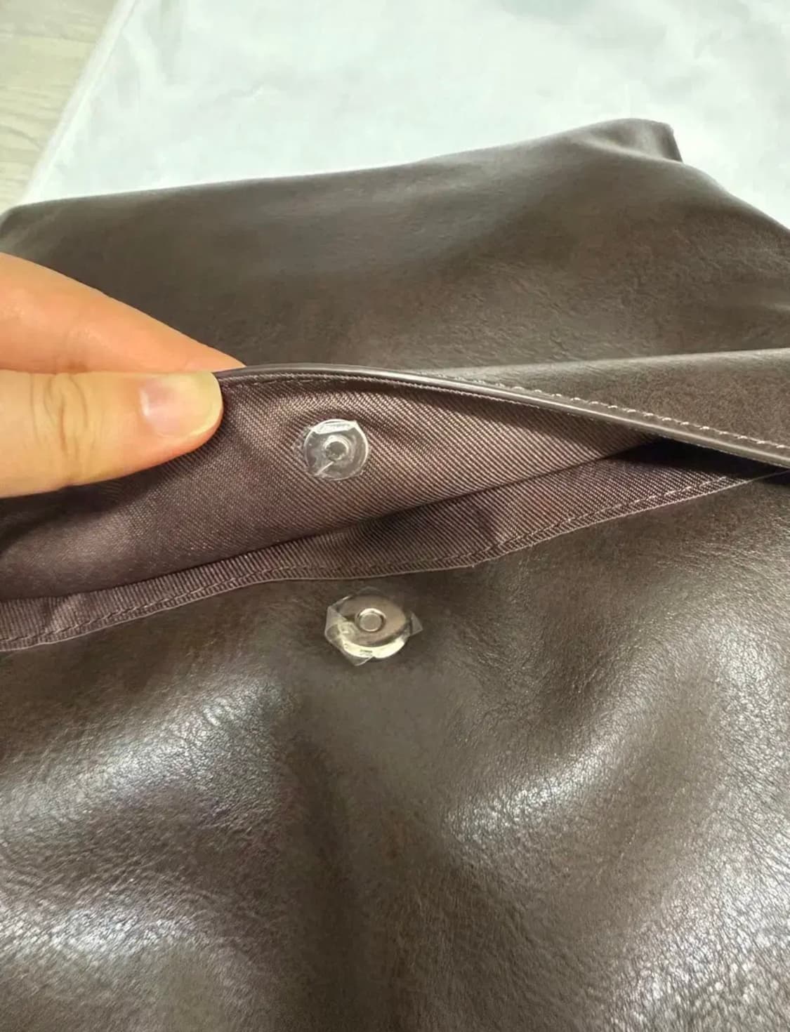 레이브 가방 크로스백 Liv Medium in Brown 상품이미지3