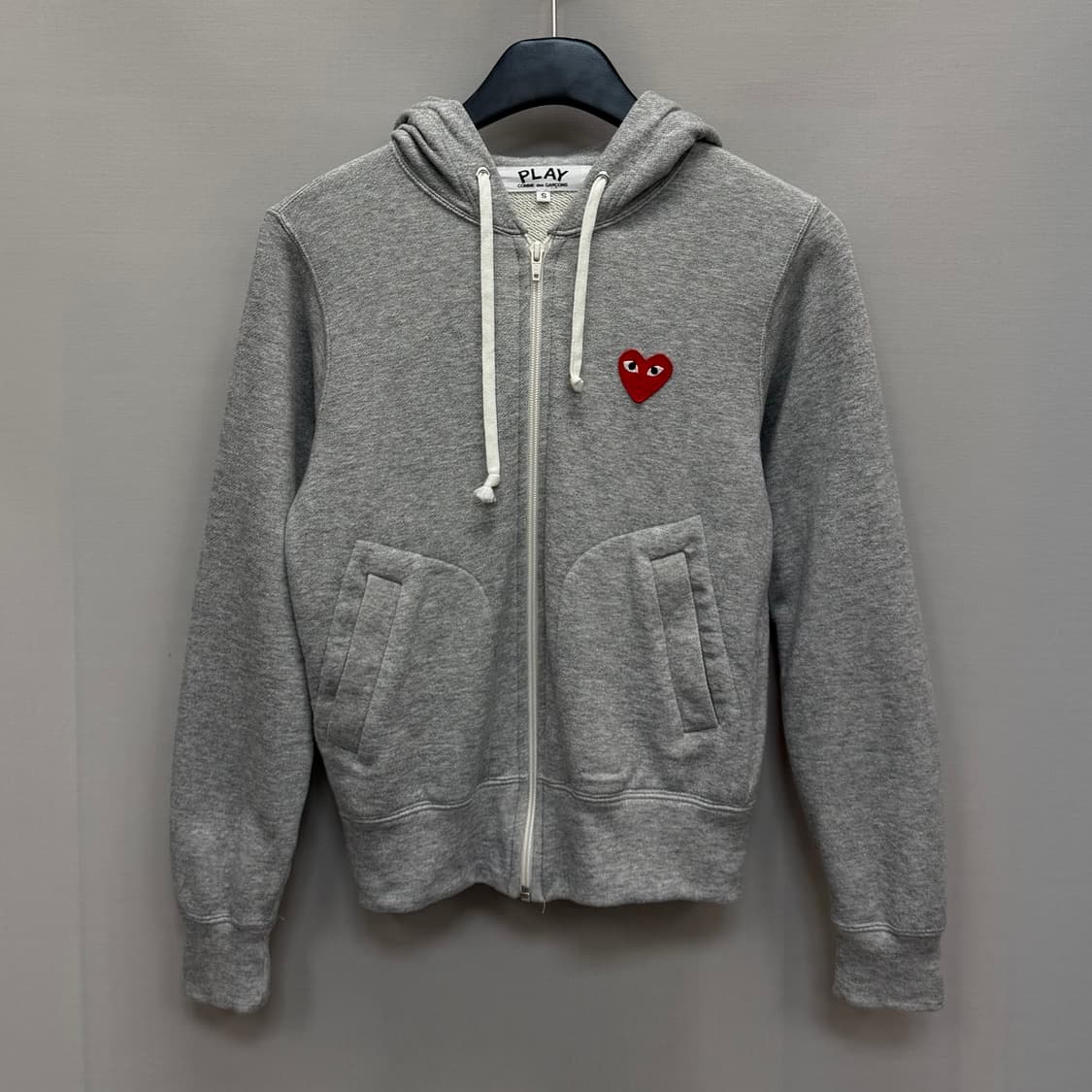 꼼데가르송 레드 와펜 백프린팅 후드 집업 (44) 상품이미지4